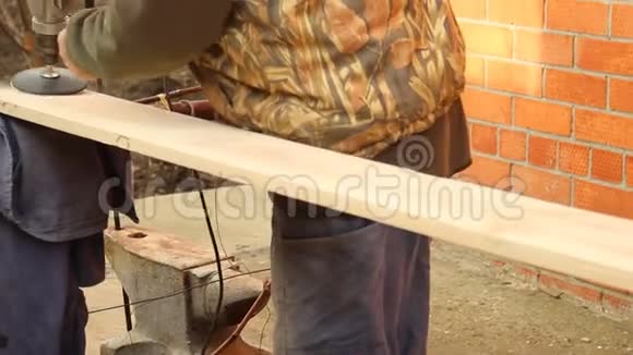 用角磨机加工打磨一块木板20mm用于制作家具和货架一位老人视频的预览图
