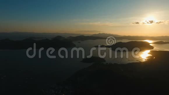 美丽的日落过海鸟瞰菲律宾布桑加岛视频的预览图