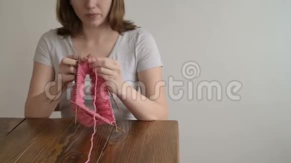 女人在木桌边编织视频的预览图
