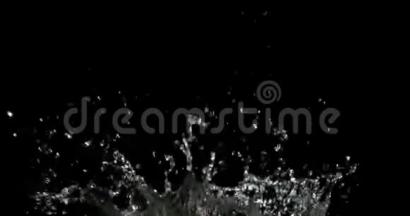 黑色背景下的水爆炸和飞溅慢动作视频的预览图