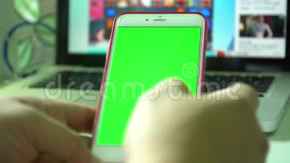 使用绿色屏幕智能手机的女性手视频的预览图