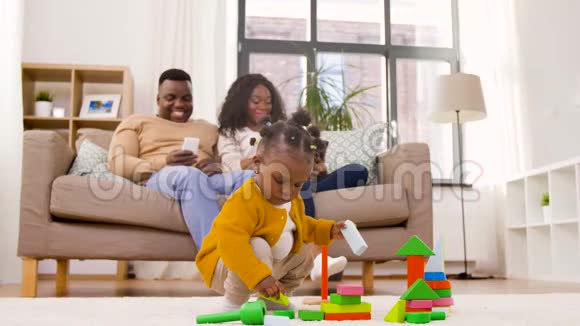 非洲女婴在家玩玩具积木视频的预览图