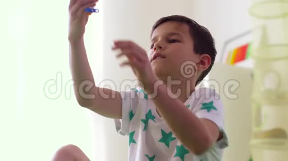 快乐的小男孩在家玩飞机玩具视频的预览图