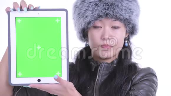 美丽的亚洲女人展示数码平板电脑的脸视频的预览图