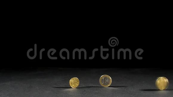 慢动作三欧元硬币相连视频的预览图