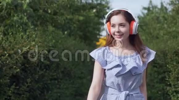 带着耳机听音乐的年轻女人视频的预览图