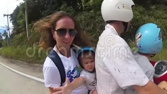 一个幸福的家庭在热带骑摩托车视频的预览图