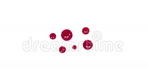 红色的水滴在缓慢的运动中落下并扩散糖浆视频的预览图