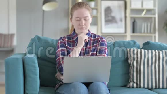 女人在笔记本电脑上思考视频的预览图