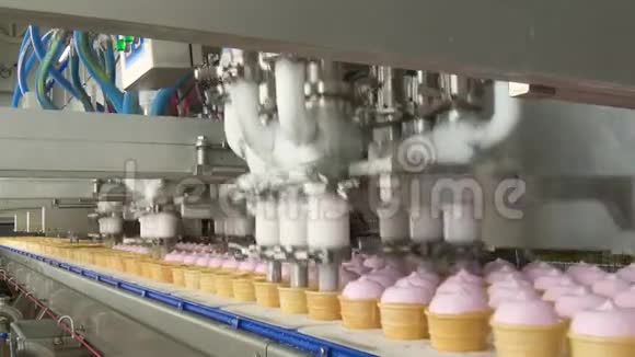 用冰淇淋填充晶片杯视频的预览图
