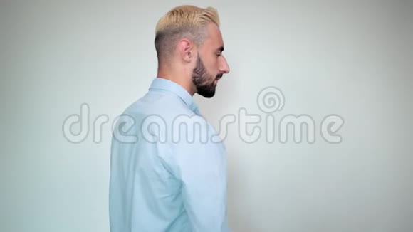 金发黑胡子白底的男人流露出感情视频的预览图