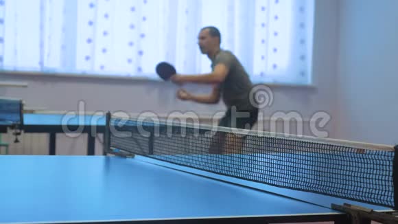 乒乓球反手概念生活方式模糊的焦点男人打乒乓球运动活跃视频的预览图