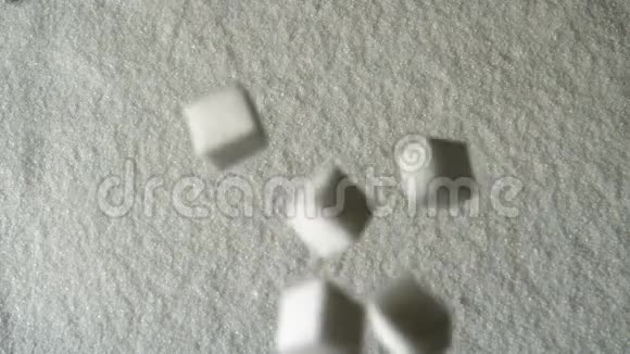 许多糖块掉进糖堆里视频的预览图