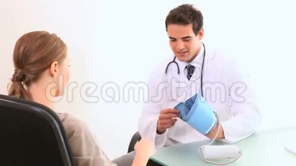 医生检查病人的血压视频的预览图