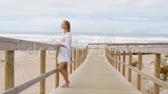 年轻性感的女人在海边度假放松视频的预览图