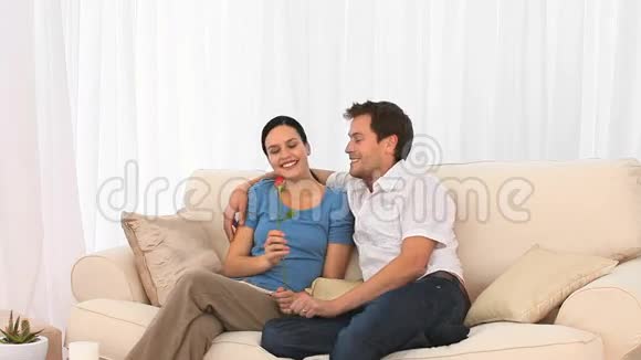 带着红玫瑰在沙发上笑的情侣视频的预览图