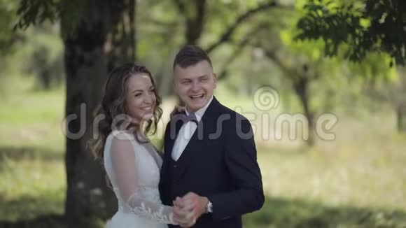 白人新郎和新娘在公园里新婚夫妇家庭幸福新婚夫妇视频的预览图