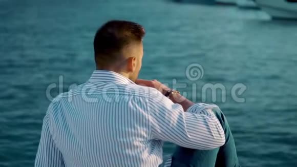 游艇俱乐部的年轻富翁商人在放松视频的预览图