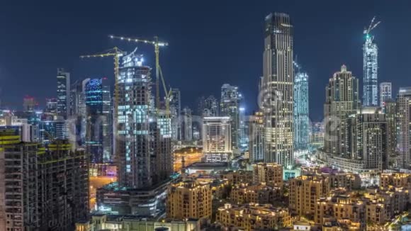美丽的迪拜市中心和商务湾天际线与现代建筑夜间时间推移视频的预览图