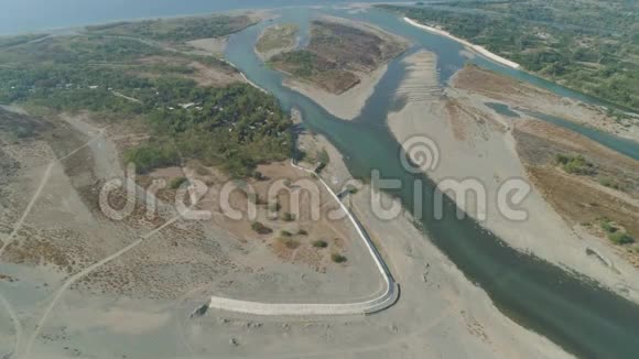 河流流入大海视频的预览图