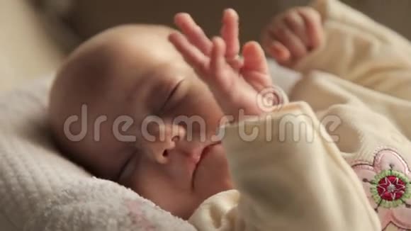 刚出生的女孩睡在婴儿床上视频的预览图