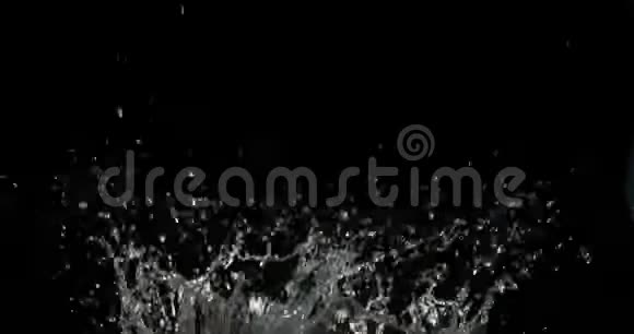 水爆炸和溅到黑色背景视频的预览图