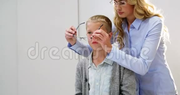 女性验光师为年轻病人开眼镜视频的预览图