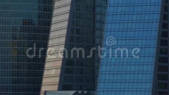 玻璃摩天大楼商务中心视频的预览图