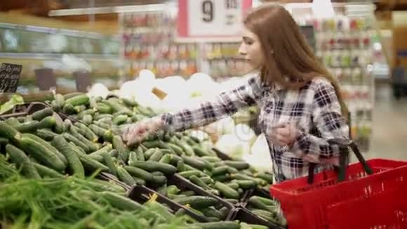 年轻女子在超市挑选产品视频的预览图