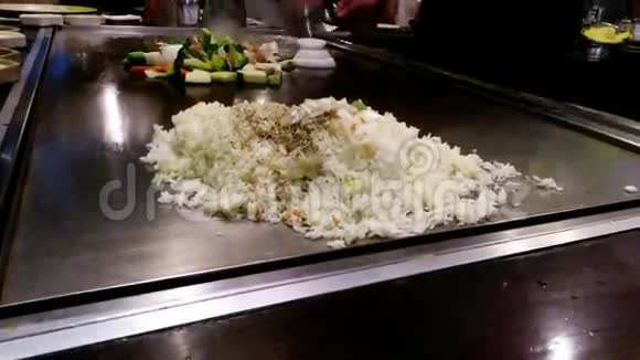 日本厨师在亚洲餐厅烹饪蔬菜米饭和牛肉视频的预览图