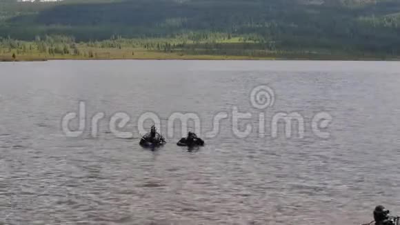 在一个山湖里潜水为紧急救援人员练习技术浸泡在冷水中视频的预览图