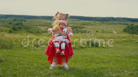 穿红色裙子的小女孩视频的预览图