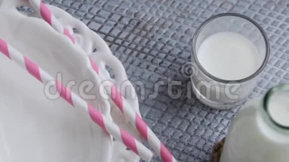 新鲜牛奶饮料健康的鲜奶饮料健康营养成分乳制品营养成分视频的预览图