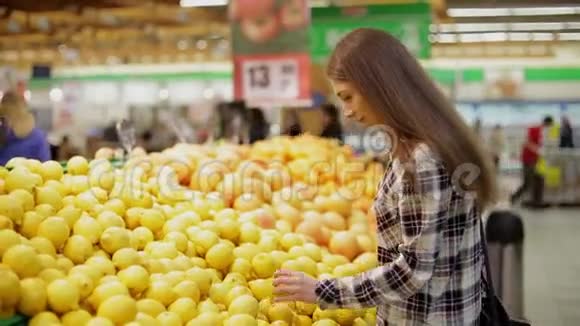 年轻女子在超市挑选产品视频的预览图