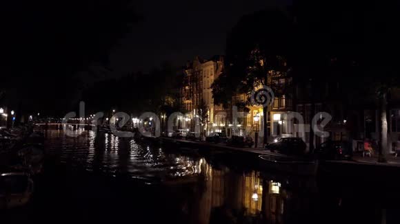 阿姆斯特丹夜城运河的浪漫景色视频的预览图