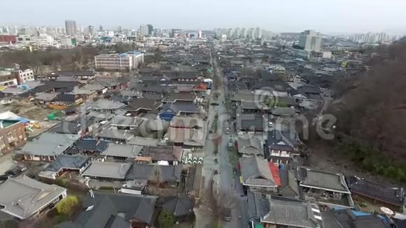 韩国Jeonbuk韩国JeonjuHanok村传统韩国城镇的鸟瞰图视频的预览图
