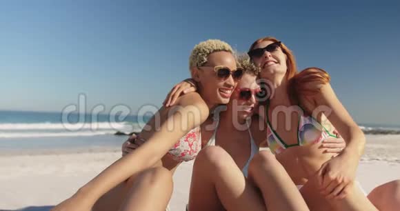 年轻的成年女性朋友在海滩玩4k视频的预览图