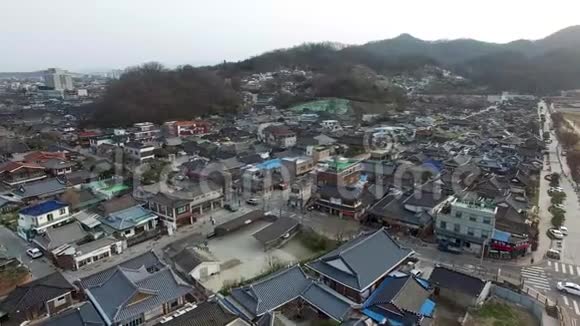 韩国Jeonbuk韩国JeonjuHanok村传统韩国城镇的鸟瞰图视频的预览图
