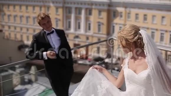 在屋顶结婚视频的预览图