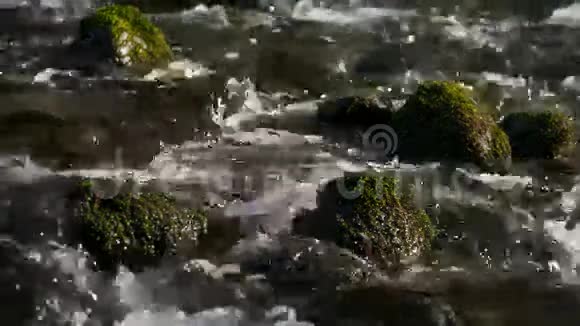 水流穿过岩石视频的预览图
