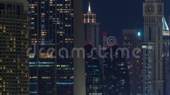 航空夜间城市景观与照明建筑迪拜市中心时间推移阿拉伯联合酋长国视频的预览图