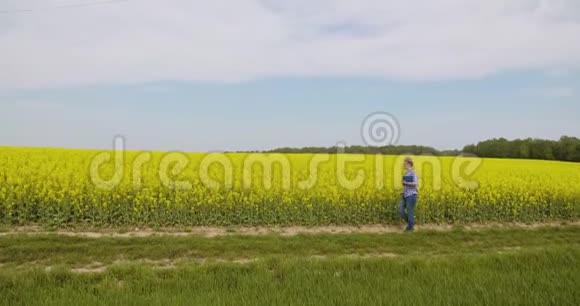 农民在农场检查农田视频的预览图