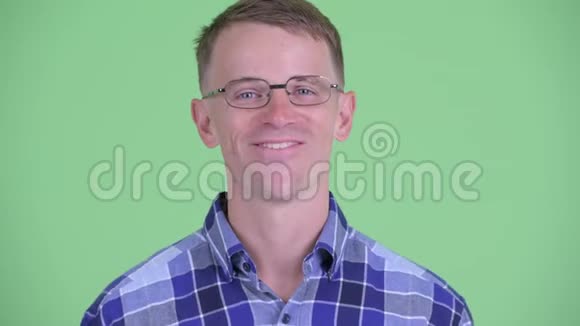 戴着眼镜的快乐时髦男人的脸视频的预览图