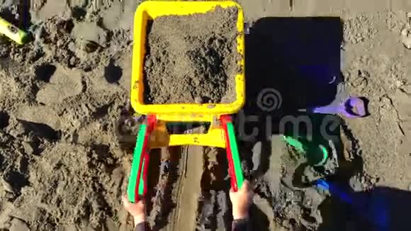 幼儿幼儿玩沙视频的预览图