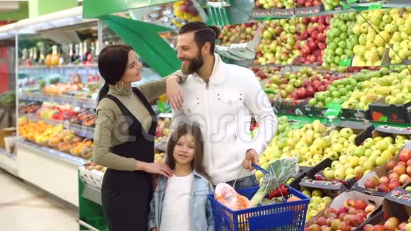 一个幸福的家庭和一个女儿在杂货店的肖像视频的预览图