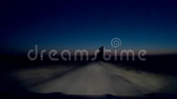 夜间神秘神秘之路驾驶30年代视频的预览图