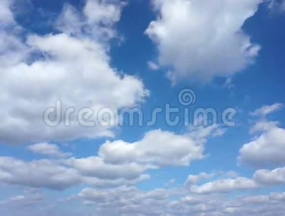 城市上空蓝天中的云时光流逝视频的预览图