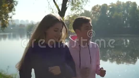 年轻夫妇在公园晨跑视频的预览图