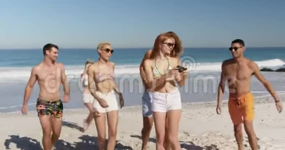 年轻的成年朋友在海滩玩4k视频的预览图