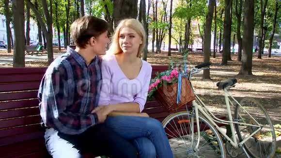 带着复古自行车的情侣坐在长椅上视频的预览图